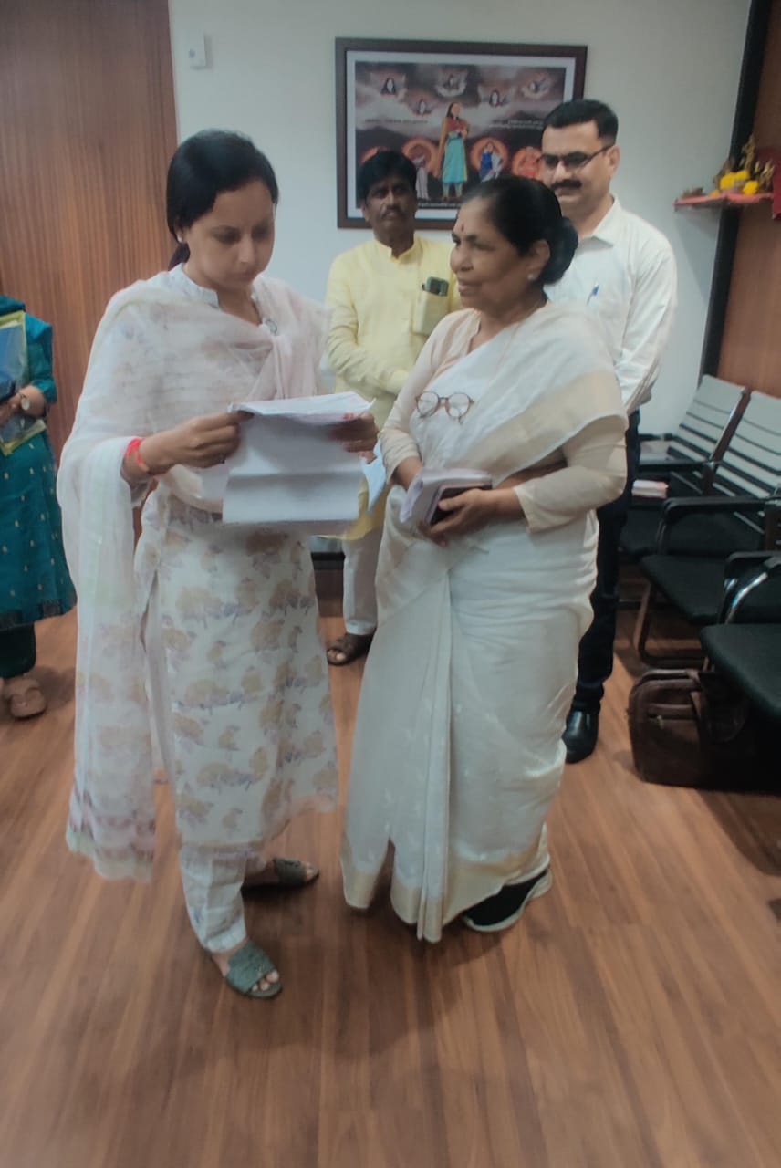 अंगणवाडी कर्मचार्यांच्या समस्या संघटनेच्या अध्यक्षा मायाताई परमेश्वर यांनी मंत्री आदिती तटकरे यांना मांडल्या