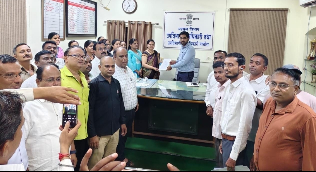 पाचोरा येथील 1997 यावर्षी दहावीला शिकत असलेले विद्यार्थी व विद्यार्थिनी यांनी एकत्रित येऊन महिला वरील अत्याचार निषेधार्थ प्रांताधिकारीनां दिले निवेदन*