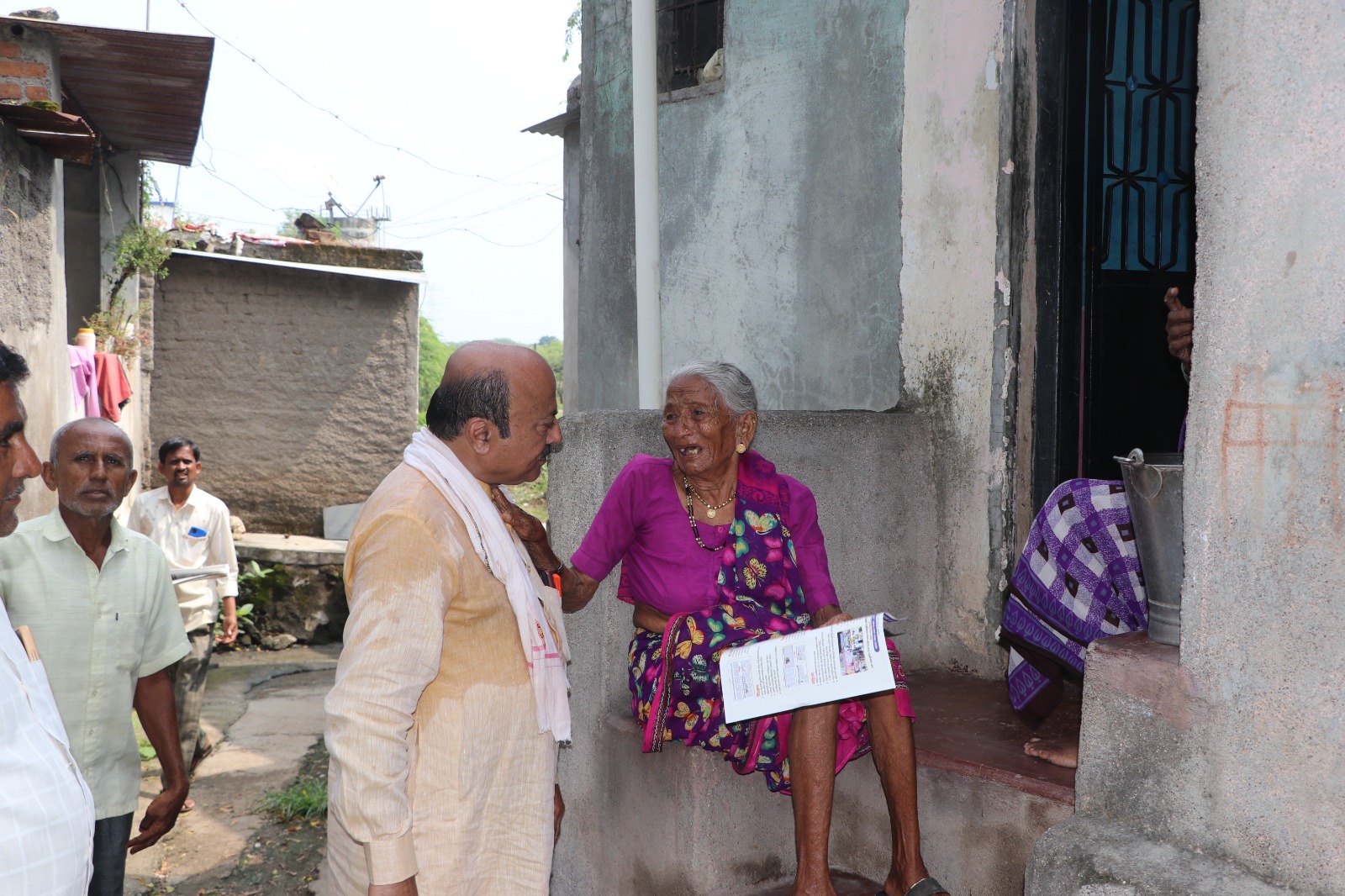 डॉ अनिल शिंदे यांचा ग्रामीण भागातील संपर्क अभियान उच्च कोटीला…  ग्रामस्थांच्या समस्या जाणून घेण्याकरिता थेट बांधा पर्यंत संपर्क.