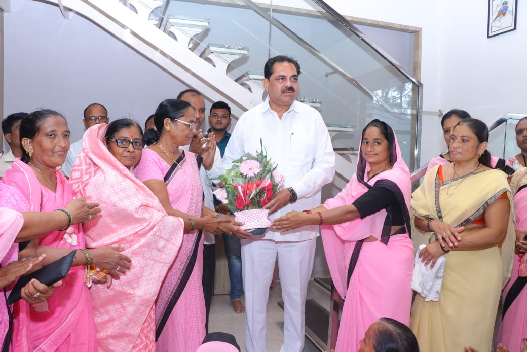 अंगणवाडी कर्मचारी,आशा स्वयंसेविका आणि गटप्रवर्तक यांच्या कडून मंत्री अनिल पाटील यांना पुष्पगुच्छ देऊन मानले शासनाचे आभार..