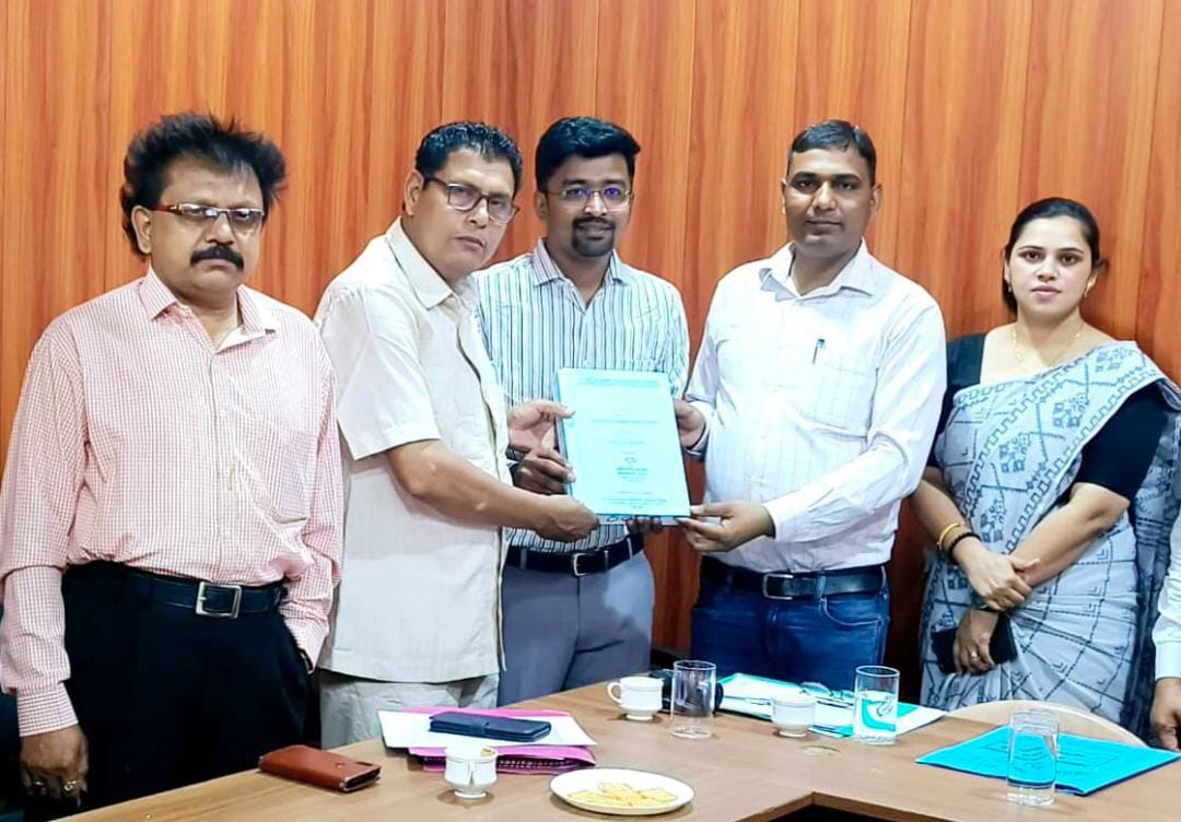 आकाश गव्हाणे यांना अर्थशास्त्र विषयात पीएच.डी पदवी