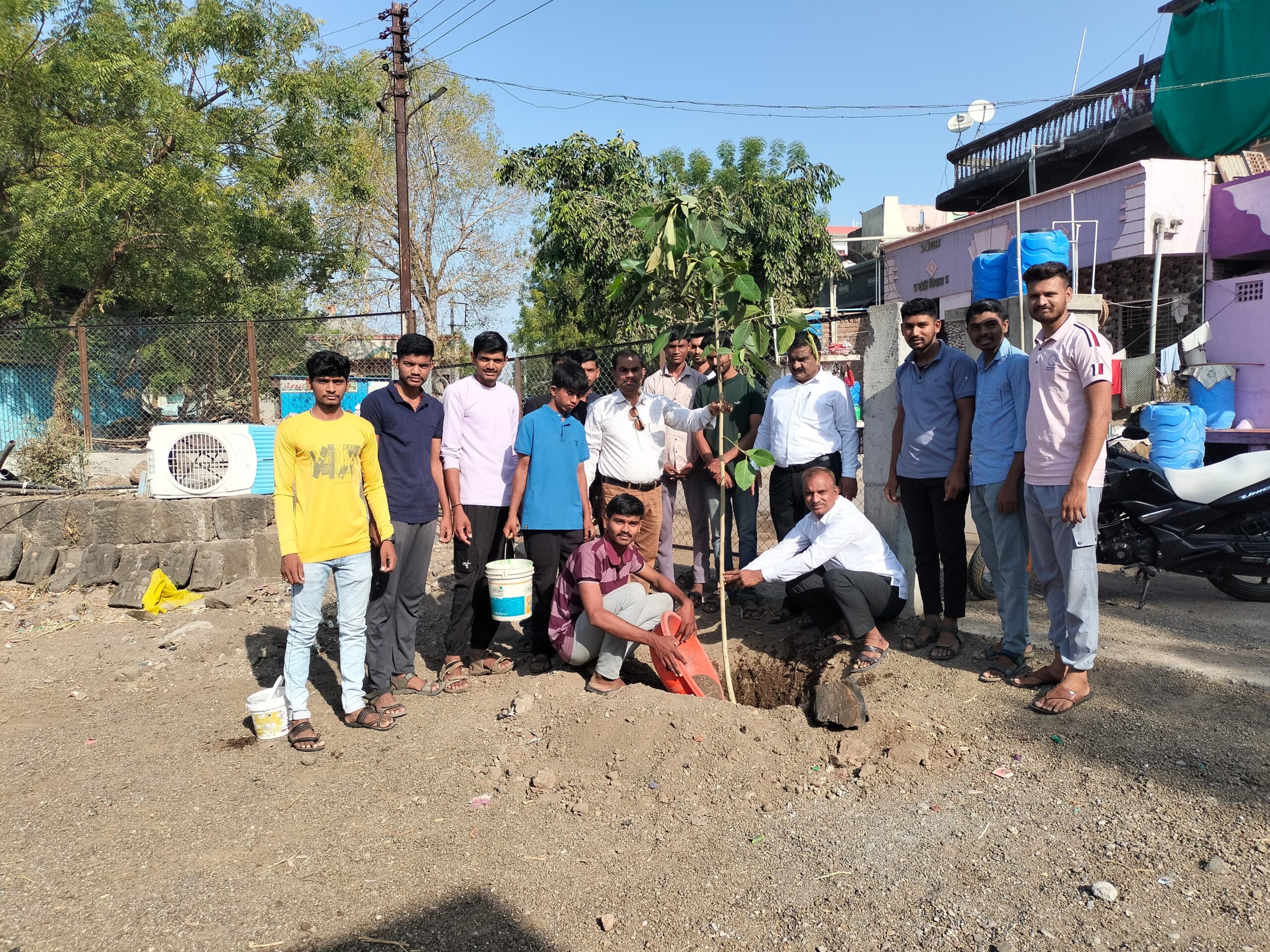 आखाजी निमित्त शिरूड अभ्यासिका परिसरात वृक्षारोपण…