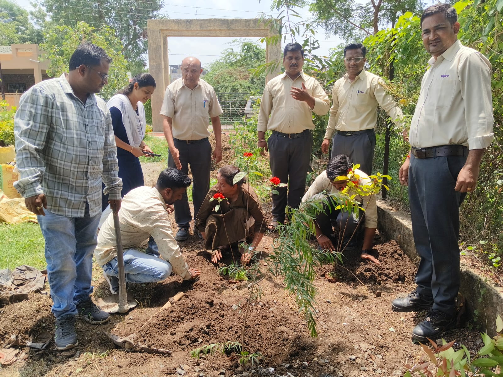 विप्रो केअर्स व आधार संस्थेचे मियावाकी ऑक्सिजन पार्क मध्ये वृक्षारोपण