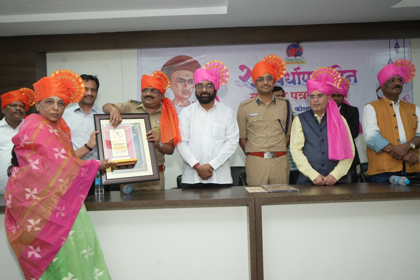 शैक्षणिक क्षेत्रात उतुंग कार्य केल्या बद्दल शिक्षिका शैला बैसाणे “शिक्षण रत्न’ पुरस्काराने सन्मानित..