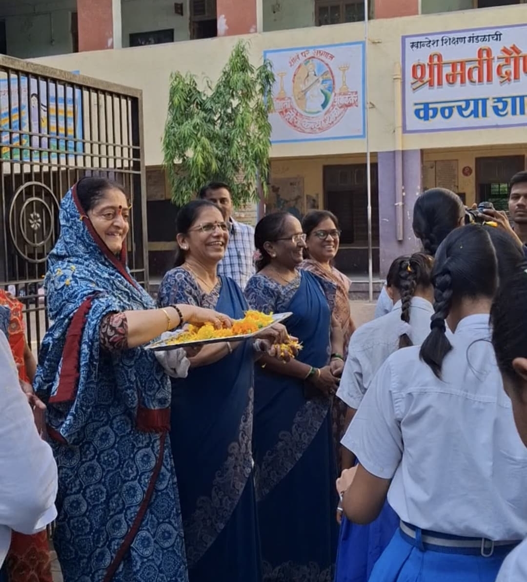 खासदार स्मिता वाघ यांच्या हस्ते श्रीमती द्रौ.रा.कन्या शाळेत विद्यार्थिनींचे स्वागत सह पाठयपुस्तकांचे वाटप..