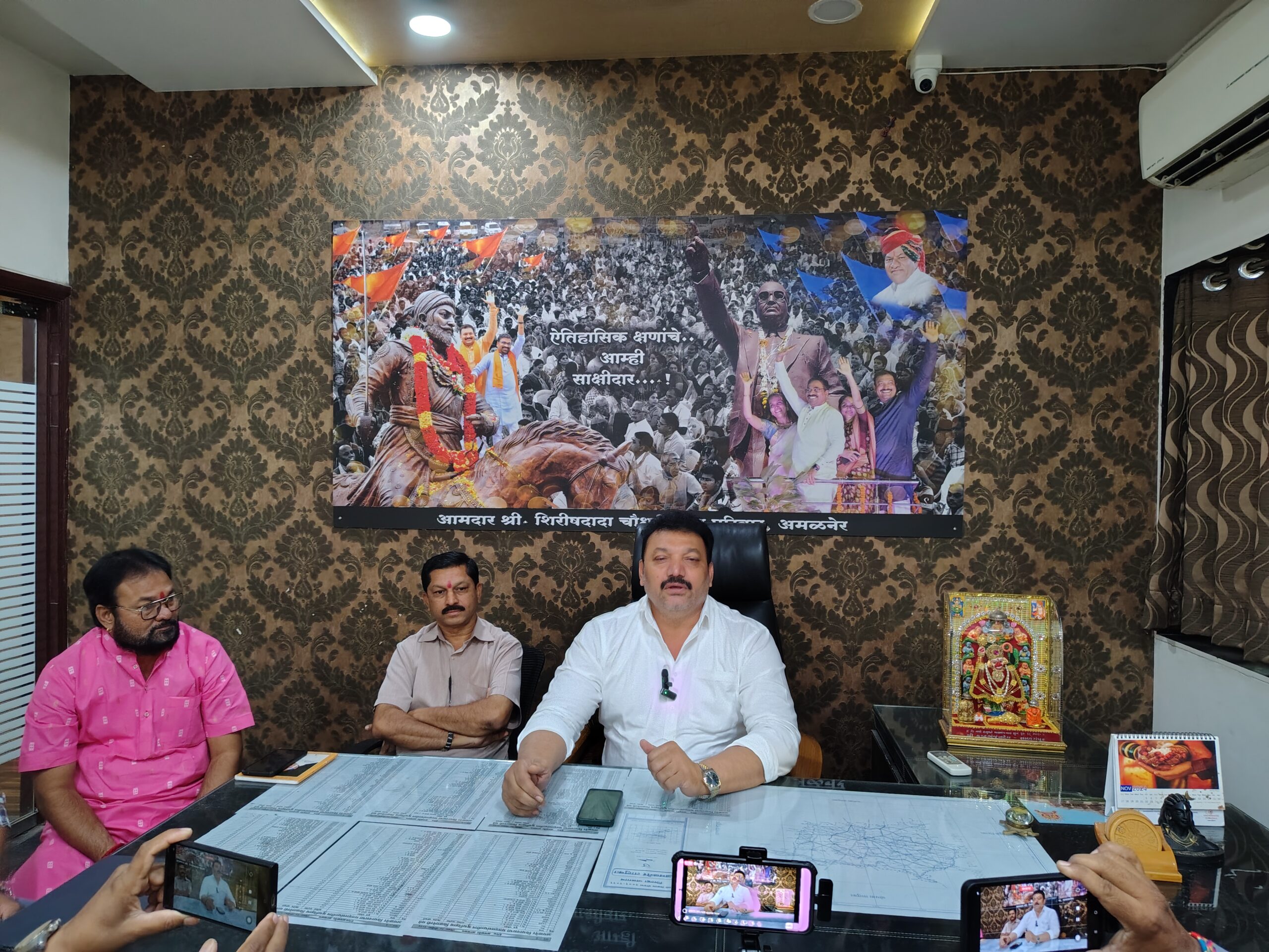 माजी आमदार साहेबराव पाटील आल्यास एकाच गाडीत बसून जाणार प्रवेशाला – माजी आमदार शिरीष चौधरी      शिंदे गटात प्रवेशाच्या पार्श्वभूमीवर घेतलेल्या पत्रकार परिषदेत केले सुतोवाच 