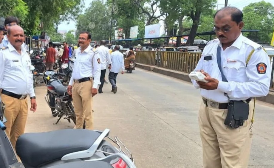 रस्त्यात बेशिस्त वाहन लावणाऱ्यावर पोलिसांची दंडात्मक कारवाई…..तब्बल १२ हजार १०० रुपये दंड केला वसूल 
