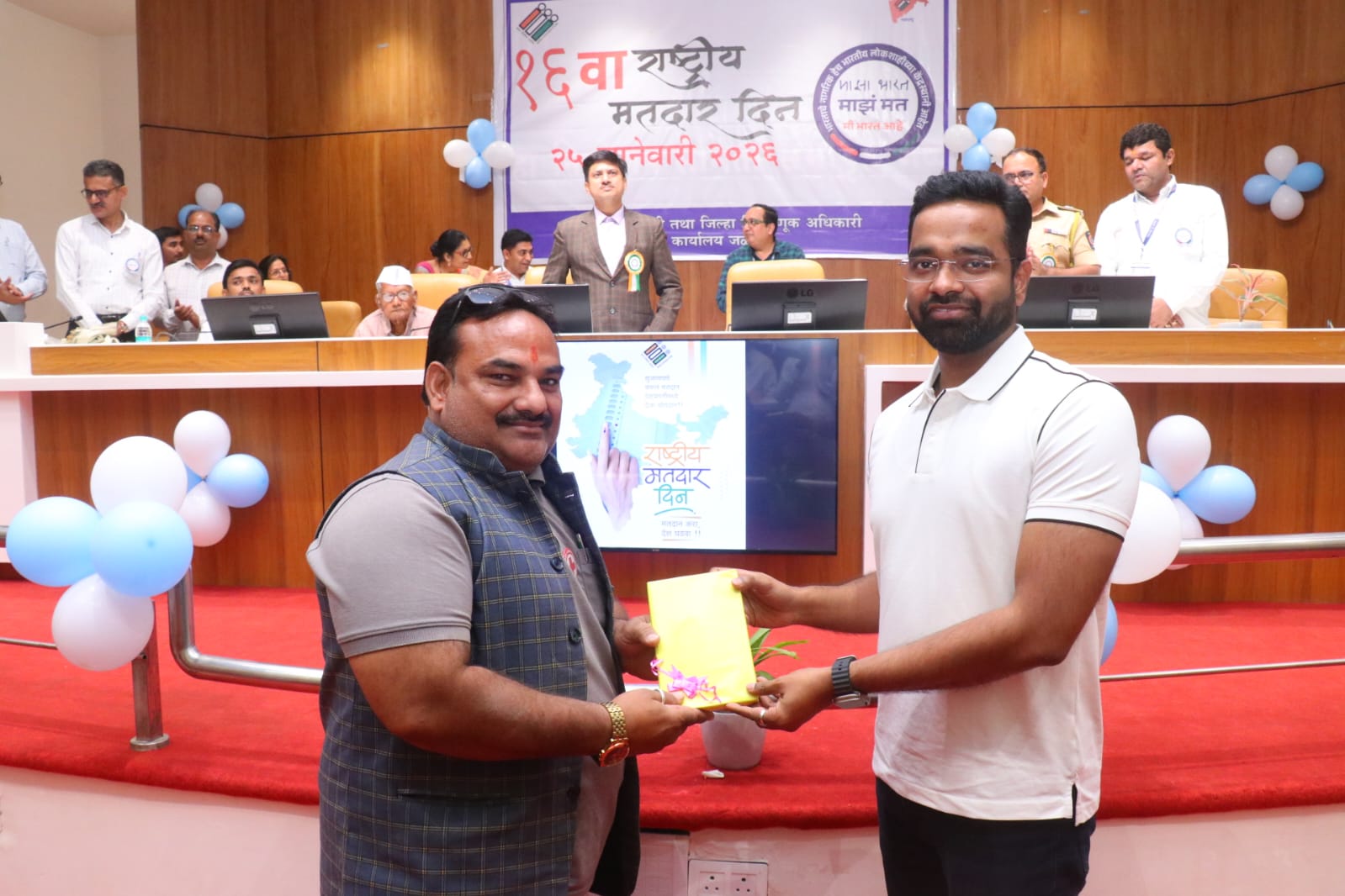 राष्ट्रीय मतदार दिनानिमित्त जिल्ह्याचे आयकॉन मुकुंद गोसावी यांचा सन्मान…..