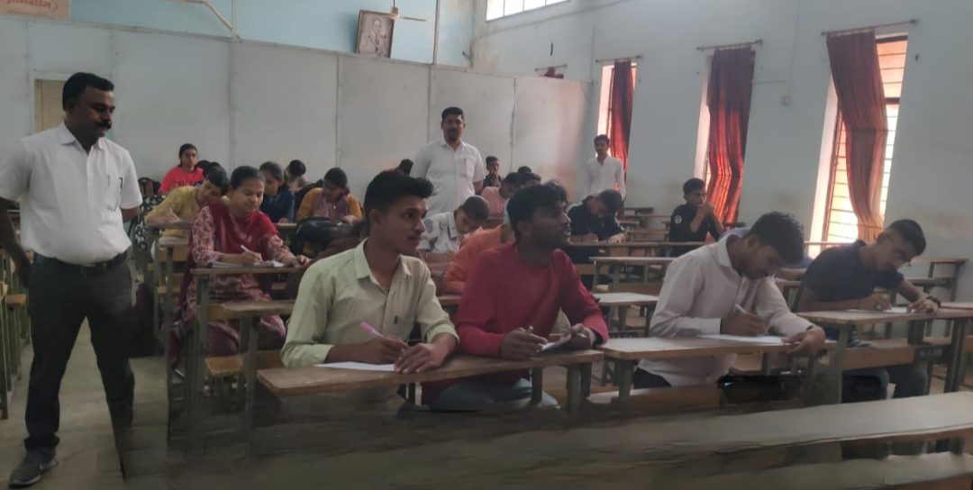 प्रताप महाविद्यालयात मतदानाचे अधिकार आणि कर्तव्य या विषयांवर निबंध लेखन स्पर्धा संपन्न… 