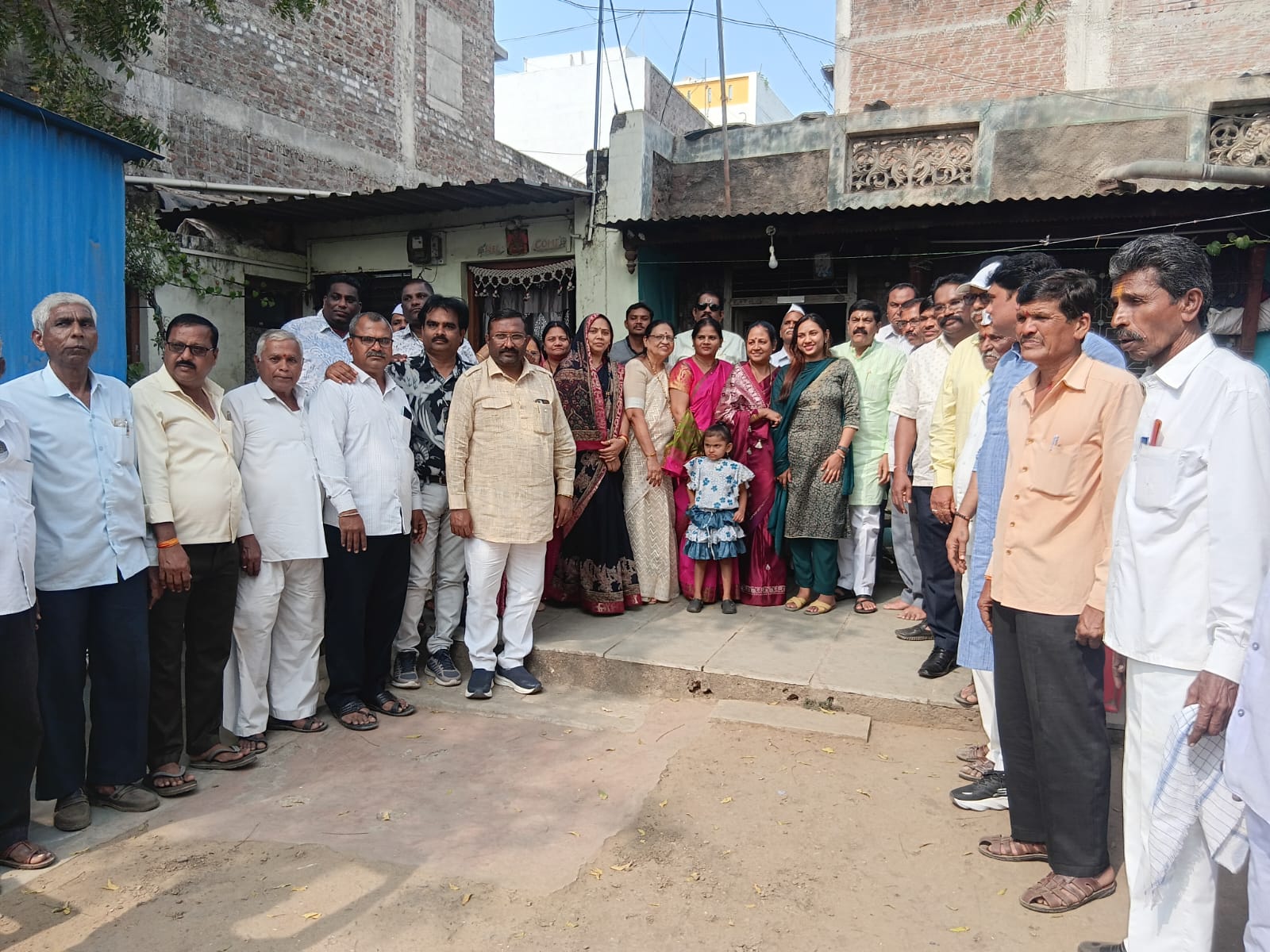 दहिवद विकास मंचतर्फे नगरसेवकपदी विजयी हेमांगी सोनवणे व ऐश्वर्या सोनवणे यांचा करण्यात आला गौरवपूर्ण सत्कार