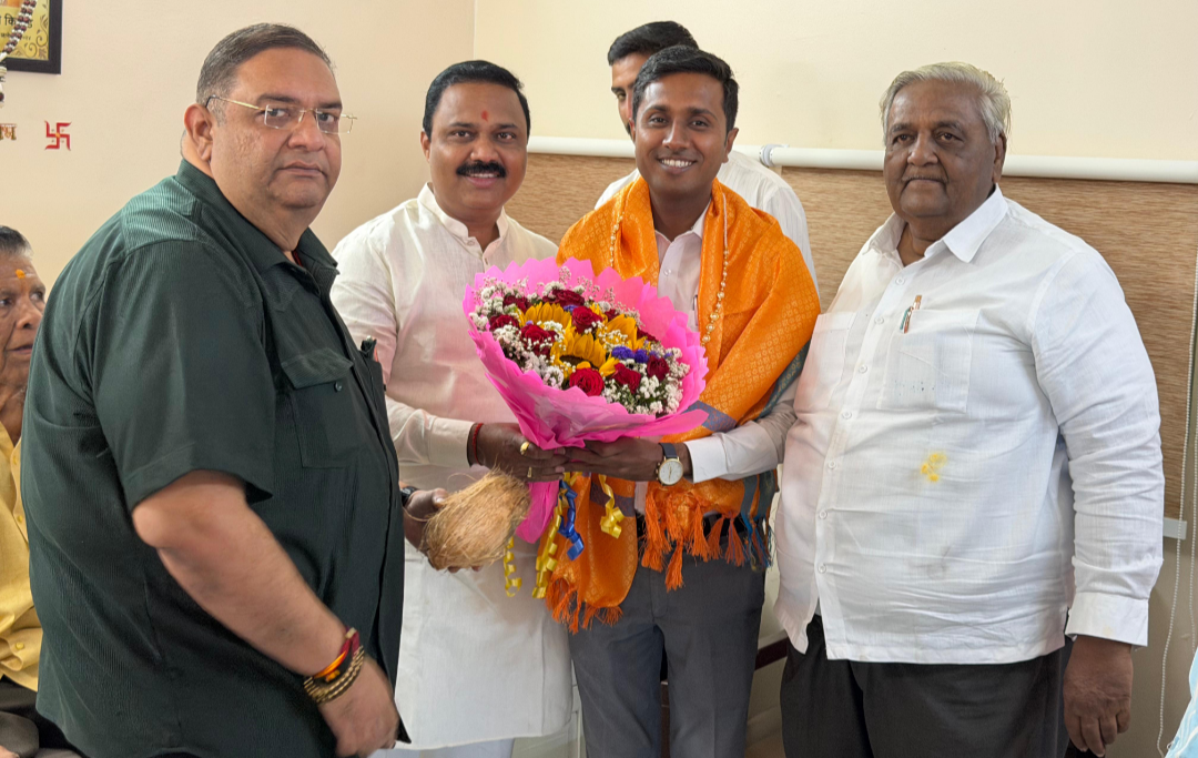 अमळनेरच्या उदयनगरचे तरुण नेतृत्व चेतनदादा वाघ यांचा पुण्यात जाहीर सत्कार; ‘स्वच्छता आणि शिस्त हीच खरी देशभक्ती’ असल्याचा दिला संदेश