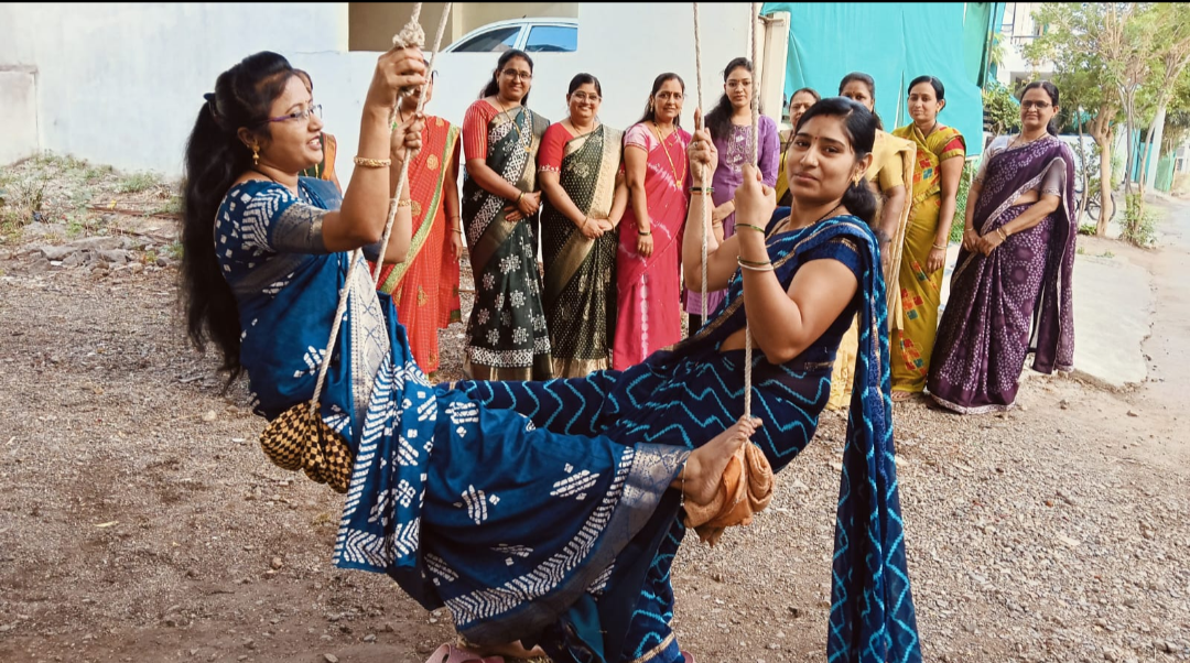 अक्षय तृतीयेचा सण उत्साहात; महात्मा फुले कॉलनीत महिलांनी लुटला पारंपारिक झोक्याचा आनंद