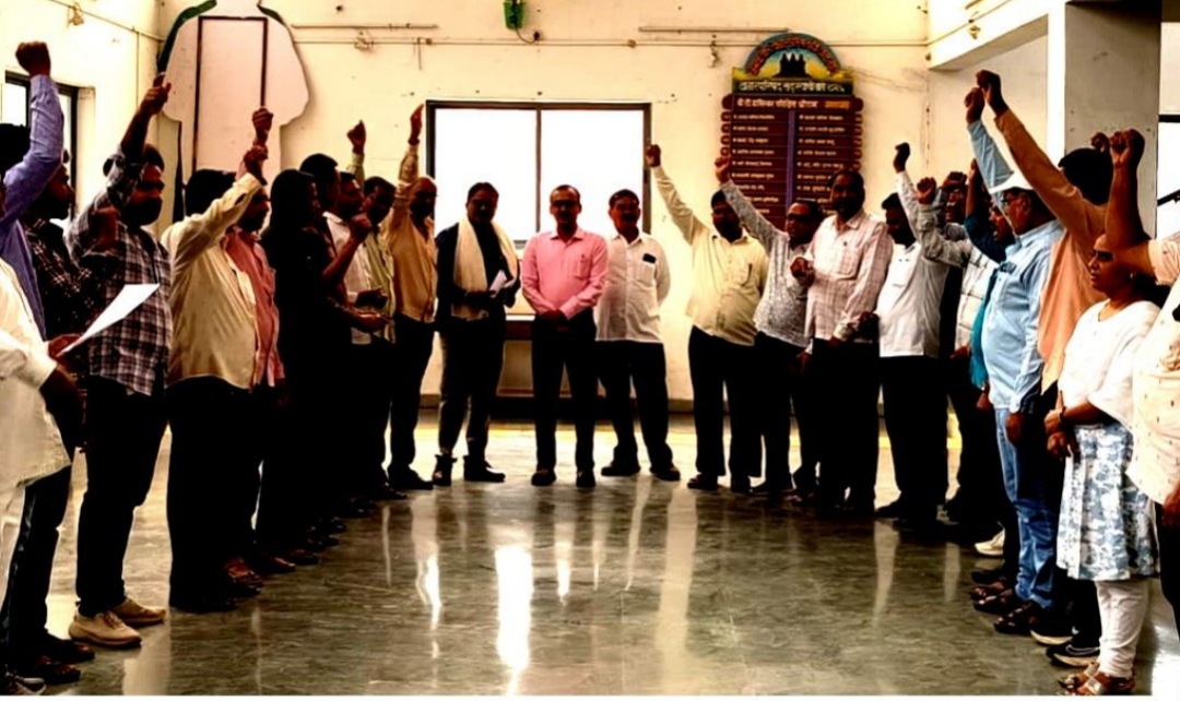 नेवासा मुख्याधिकाऱ्यांवरील प्राणघातक हल्ल्याचा अमळनेर नगरपालिकेत तीव्र निषेध; मुख्यमंत्र्यांना निवेदन