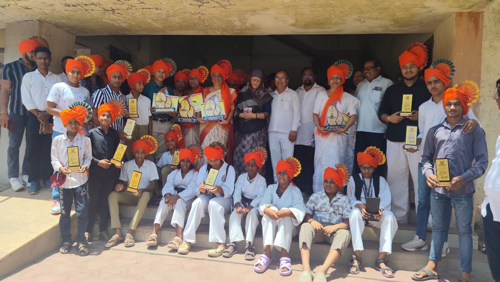 अमळनेर पंचायत समिती शिक्षण विभागातर्फे ‘आदर्श शिक्षक’ पुरस्कारांचे वितरण; महाराष्ट्र दिन उत्साहात साजरा……आमदार अनिल पाटील व खासदार स्मिता वाघ यांच्या उपस्थितीत सोहळा संपन्न