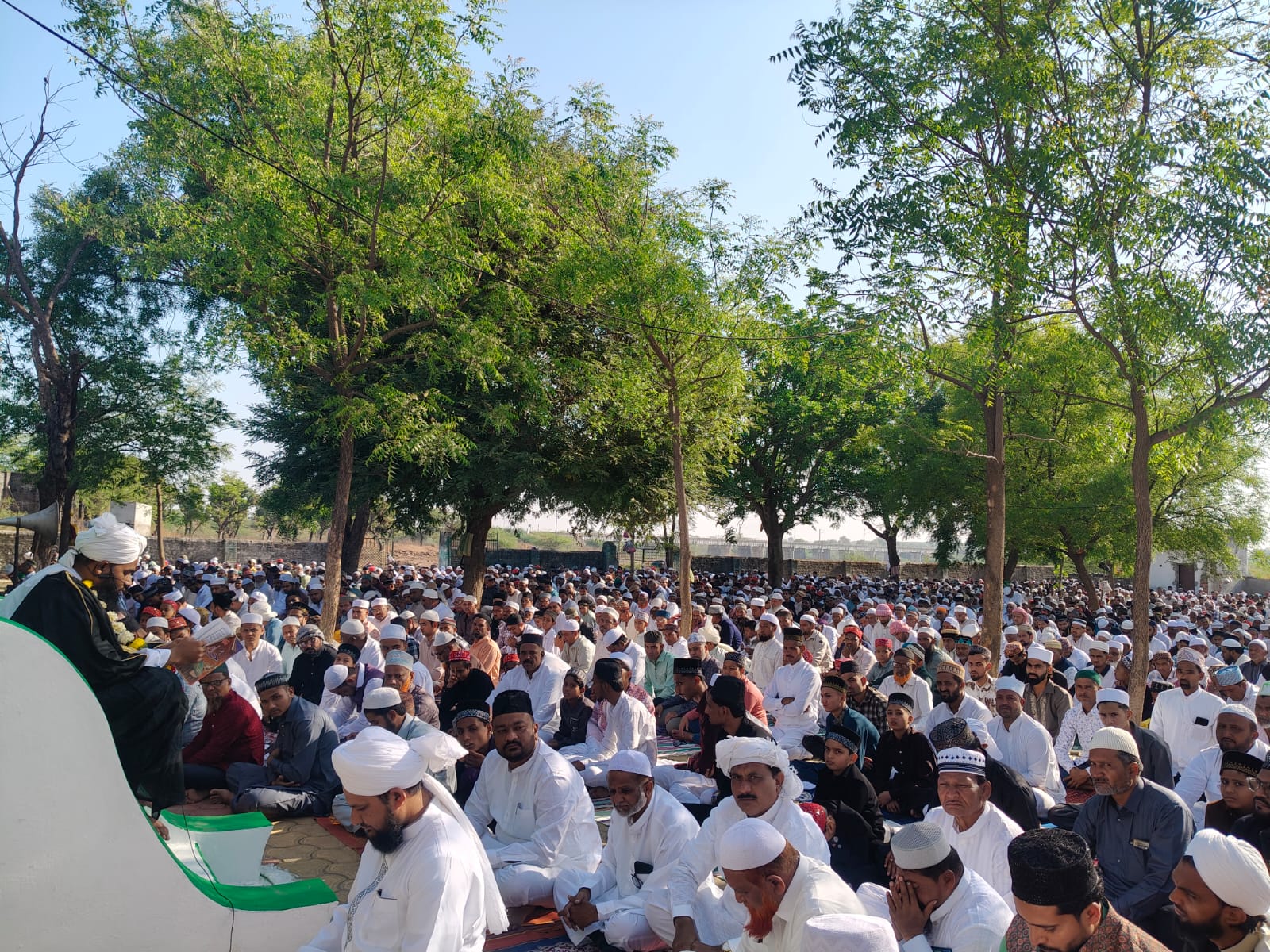 अमळनेरमध्ये ईद-उल-अजहा मोठ्या उत्साहात; हिंदू-मुस्लिम बांधवांनी आलिंगन देत जपली सामाजिक सलोख्याची परंपरा!