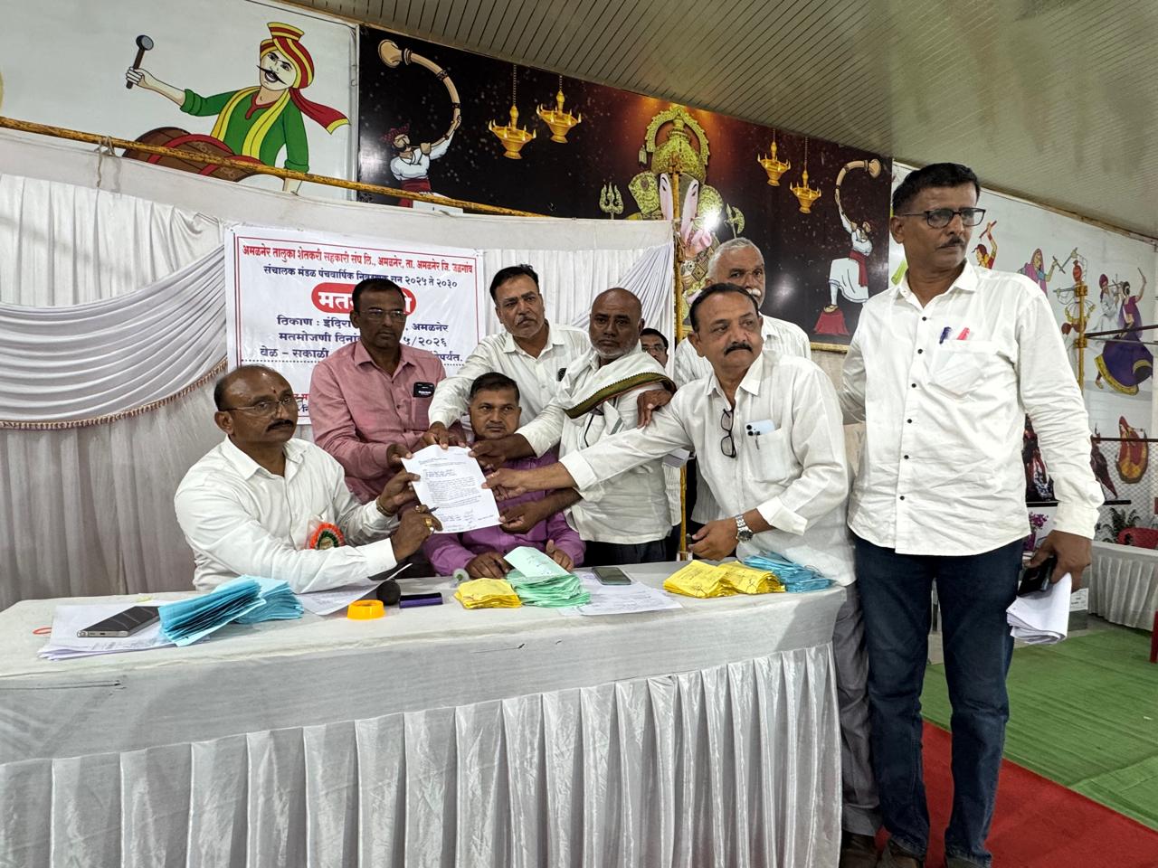 अमळनेर तालुका शेतकरी सहकारी संघाच्या निवडणुकीत बोगस मतदानाचा संशय; निकाल रोखण्याची उमेदवारांची मागणी