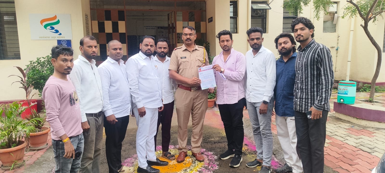 अमळनेर बजाज फायनान्सच्या कथित अरेरावीविरोधात शिवसेना–युवासेना आक्रमक