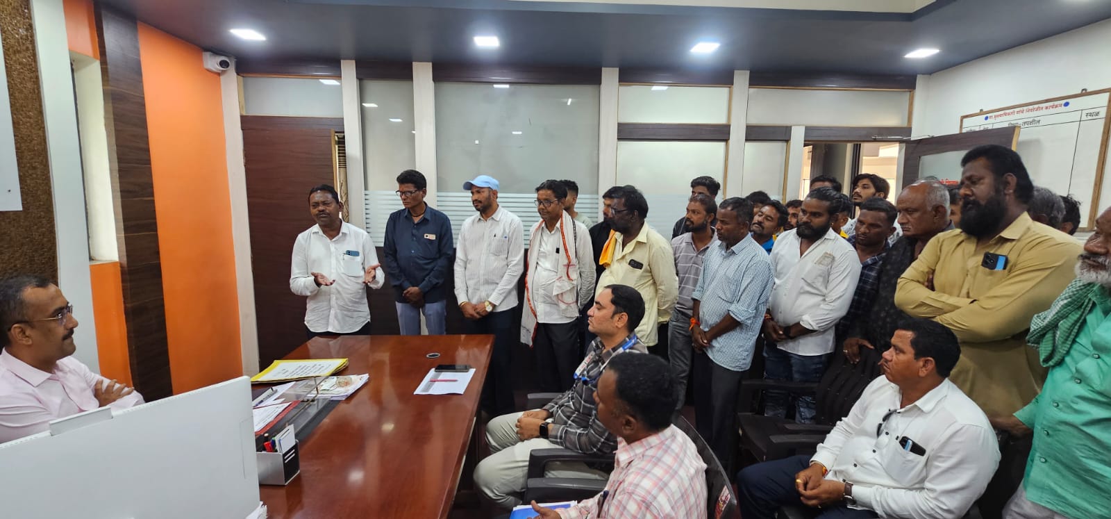वेळेवर वेतन आणि कर्मचाऱ्यांचे प्रश्न मार्गी; पालिकेत कामगारांमध्ये समाधानाचे वातावरण, मुख्याधिकाऱ्यांचे मानले आभार